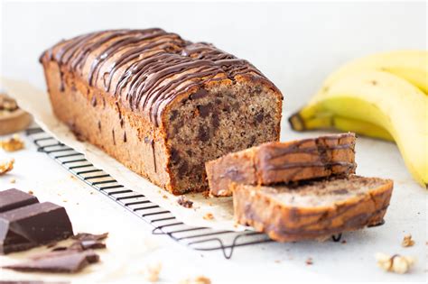 Serviervorschlag: Schoko-Dattel-Kuchen mit Nüssen und Frucht
