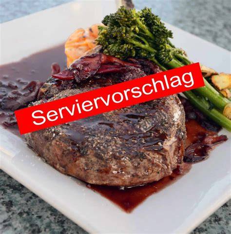 Serviervorschlag: Schoko-Dukaten auf Porzellanteller