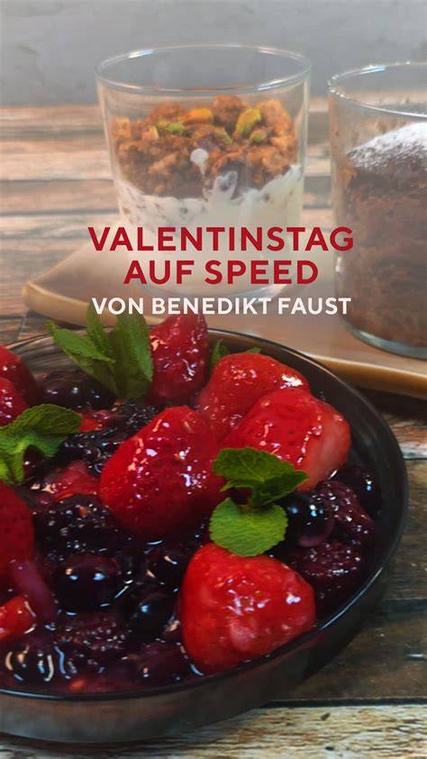 Serviervorschlag: Schoko-Heidelbeer-Rolle mit Minze und Beeren