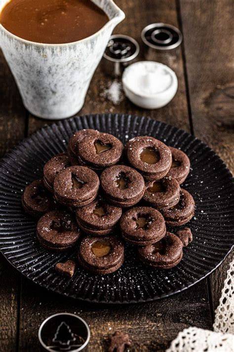 Serviervorschlag: Schoko-Linzer mit Johannisbeergelee und Salzkaramell