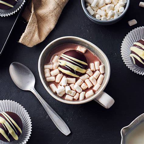 Serviervorschlag: Schoko-Lolli in heißer Milch mit Marshmallows
