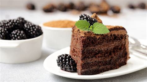 Serviervorschlag: Schoko-Sahne-Torte mit Brombeeren und Minze