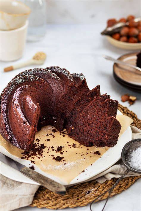 Serviervorschlag: Schoko-Sprudelkuchen mit Zartbitterglasur und gerösteten Haselnussblättchen