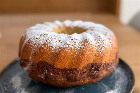 Serviervorschlag: Schoko-Topfen-Gugelhupf mit Puderzucker bestäubt