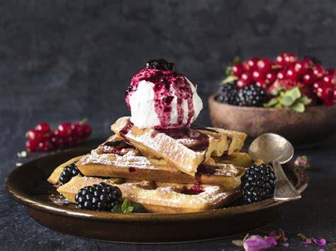 Serviervorschlag: Schoko-Waffeln mit Eis und Beeren