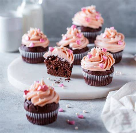 Serviervorschlag: Schokocupcakes pur und mit Erdbeer-Deko