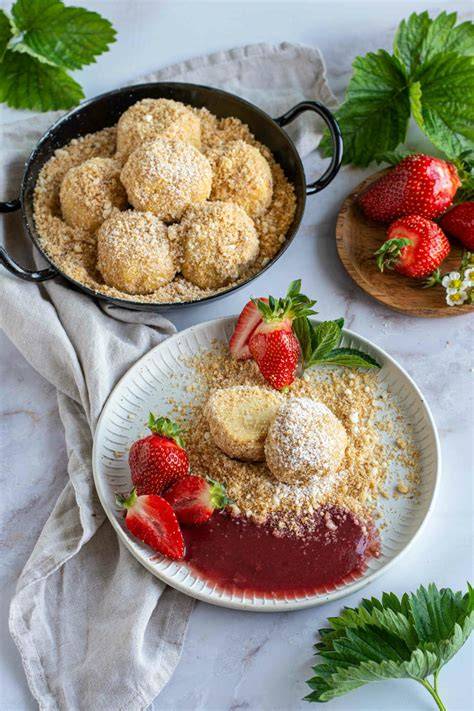 Serviervorschlag: Schokoknödel mit Erdbeersauce und Kürbiskernkrokant