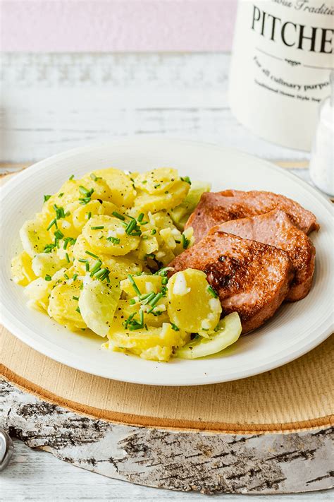 Serviervorschlag: Schwäbischer Kartoffelsalat mit Fleischkäse und Würstchen