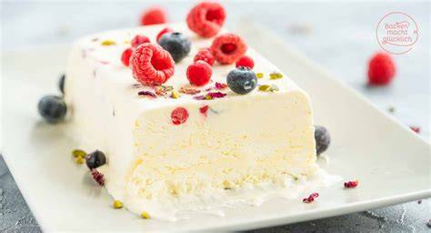 Serviervorschlag: Selbstgemachtes Vanille-Parfait mit Fruchtsauce und frischen Beeren