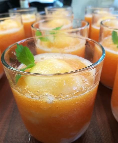 Serviervorschlag: Sorbet in Melonenschale mit Minz-Deko