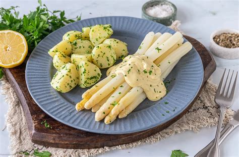 Serviervorschlag: Spargel mit Trüffel-Hollandaise und Pellkartoffeln