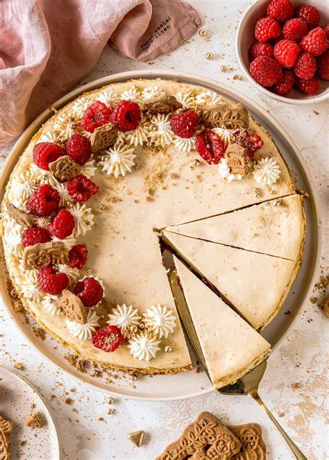 Serviervorschlag: Spekulatius Cheesecake mit Schokoladendeko und Früchten