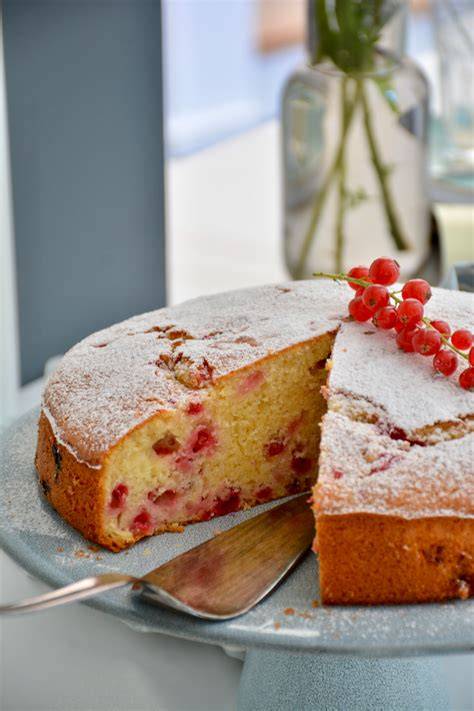 Serviervorschlag: Stück Apfel-Philadelphia-Kuchen mit Puderzucker, Joghurt und Preiselbeeren