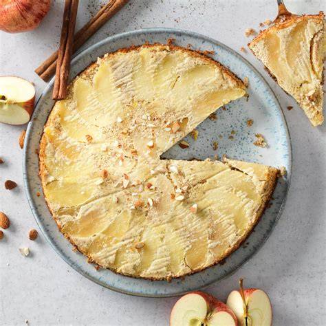 Serviervorschlag: Stück Apfel-Salzkaramell-Kuchen mit Mandeln und Sahne