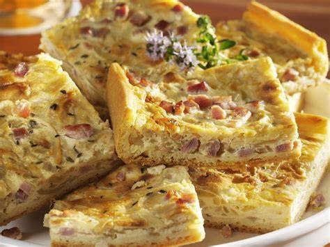 Serviervorschlag: Stück Apfel-Speck-Kuchen mit Salat