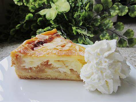 Serviervorschlag: Stück Apfelkuchen mit Sahne