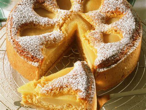 Serviervorschlag: Stück Birnenkuchen mit Vanillepudding, Zimt-Zucker und Mandeln