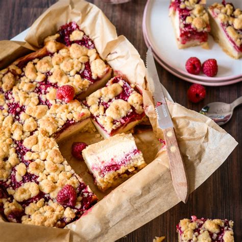 Serviervorschlag: Stück Himbeer-Käsekuchen mit Puderzucker und frischen Beeren