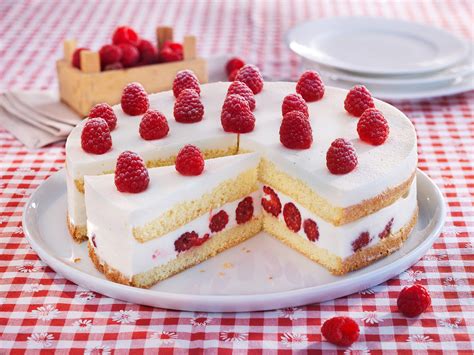 Serviervorschlag: Stück Joghurt-Torte mit frischen Himbeeren