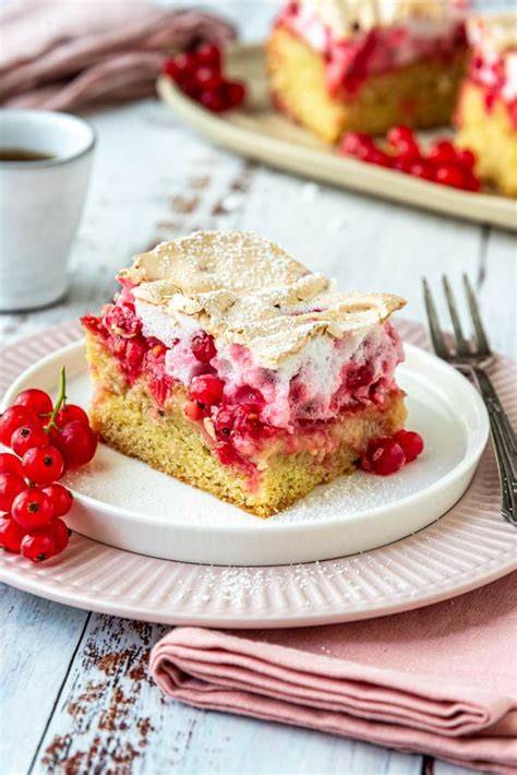 Serviervorschlag: Stück Johannisbeerkuchen mit Sahnetupfen
