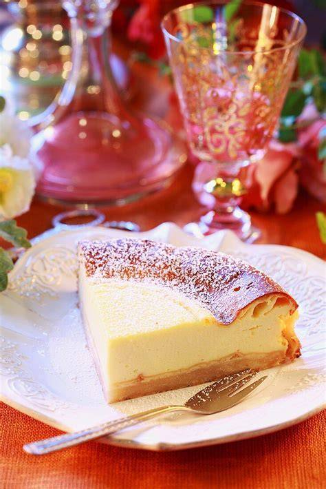 Serviervorschlag: Stück Käsekuchen mit Bienenstichkruste und Puderzucker