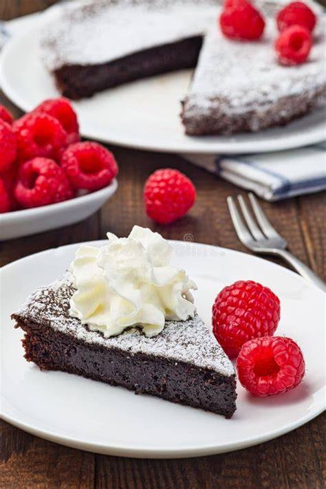 Serviervorschlag: Stück Kirsch-Pudding-Kuchen auf Teller mit Puderzucker