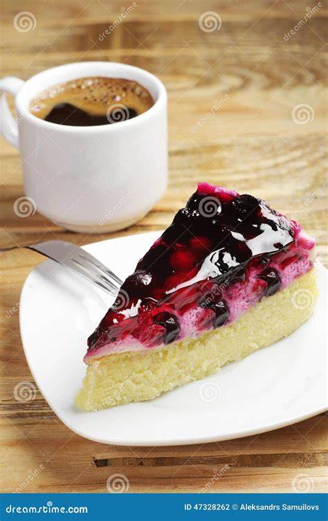 Serviervorschlag: Stück Kirsch-Pudding-Kuchen mit Kaffee