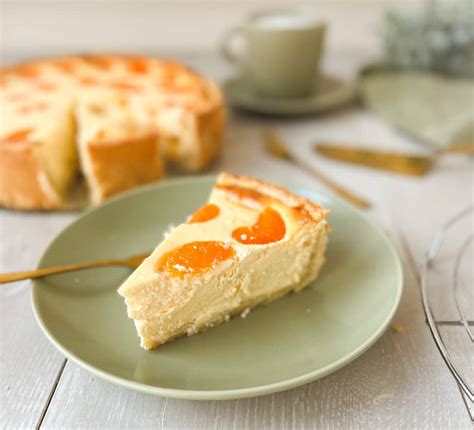 Serviervorschlag: Stück Mandarinen-Käsekuchen mit Gabel, Kaffeeservice, Mandarinenfilets