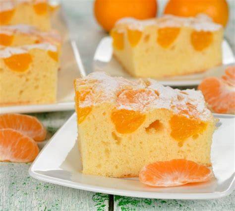 Serviervorschlag: Stück Mandarinen-Schmand-Kuchen mit Puderzucker