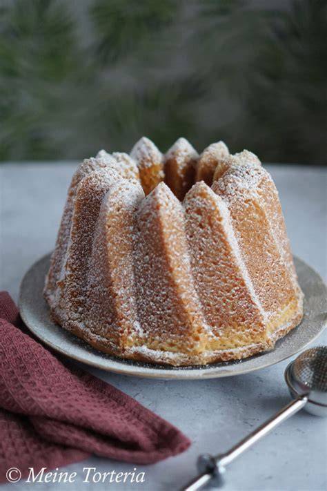 Serviervorschlag: Stück Marzipan-Gugelhupf auf festlicher Tafel