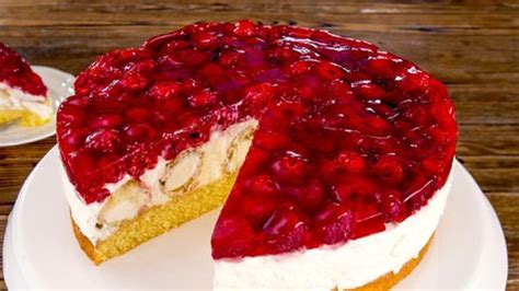 Serviervorschlag: Stück Mini-Windbeutel-Torte mit Himbeeren
