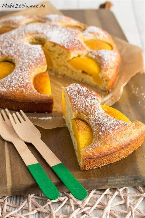Serviervorschlag: Stück Pfirsichkuchen mit Puderzucker