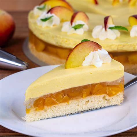 Serviervorschlag: Stück Pfirsichtorte mit Sahnehaube