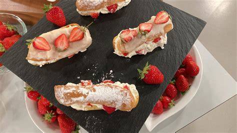 Serviervorschlag: Stück Rhabarber-Schmand-Kuchen mit Vanillesahne und frischen Erdbeeren