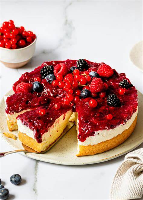 Serviervorschlag: Stück Rote Grütze Puddingkuchen mit Sahnetupfen