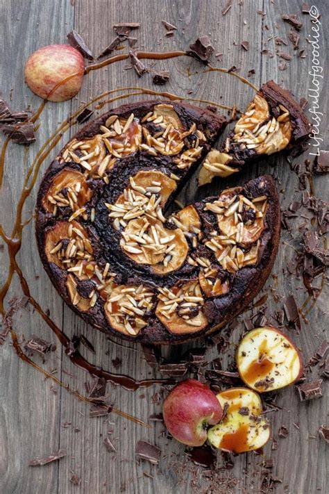Serviervorschlag: Stück Schoko-Apfelkuchen mit Vanilleeis