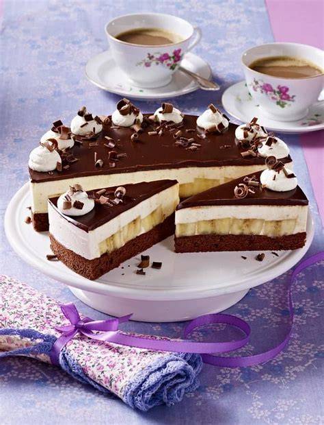 Serviervorschlag: Stück Schoko-Bananen-Torte mit Sahnetupfen