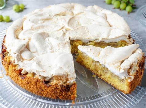 Serviervorschlag: Stück Stachelbeerkuchen mit Puderzucker und Mandeln