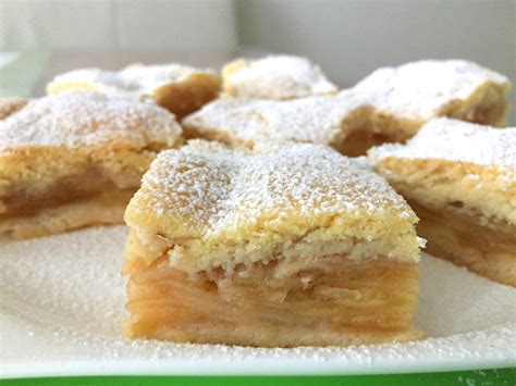 Serviervorschlag: Stück gedeckter Apfelkuchen, Aprikosenglasur, Pistazien