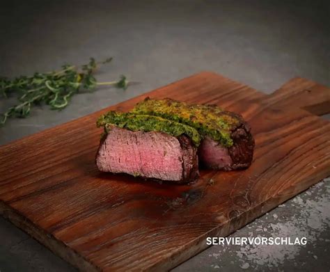 Serviervorschlag: Stücke auf Tafel mit Nussdekor