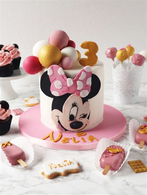 Serviervorschlag: Stücke der Minnie-Mouse-Torte