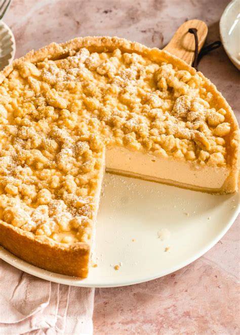 Serviervorschlag: Stücke vom Käsekuchen mit Streuseln