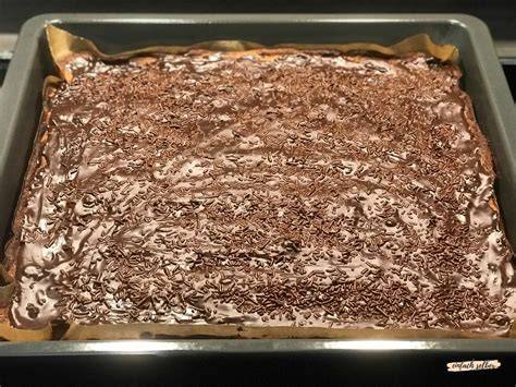 Serviervorschlag: Stücke vom Saure-Sahne-Blechkuchen mit Schokoladenglasur