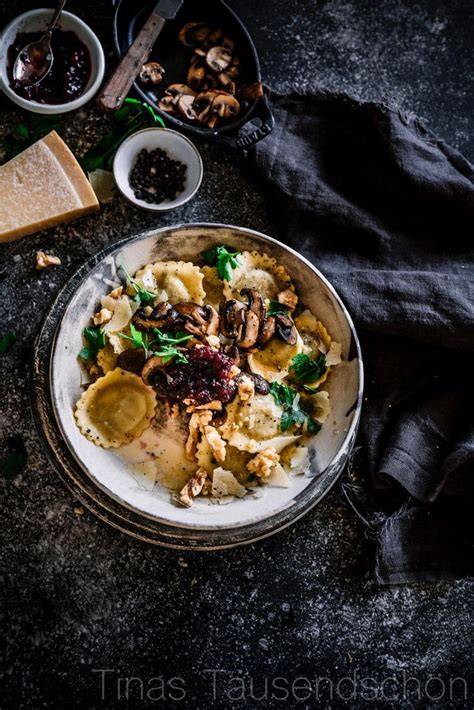 Serviervorschlag: Steinpilz-Trüffel-Ravioli mit Nussbutter, Trüffelspänen und Kräutern