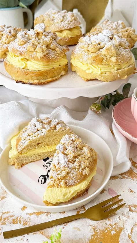 Serviervorschlag: Streuseltaler mit Puderzucker neben Tasse Kaffee