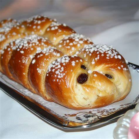 Serviervorschlag: Striezel mit Aronia-Pflaumen-Marmelade und Käseplatte