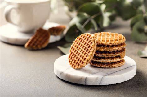 Serviervorschlag: Stroopwafel auf heißer Tasse Kaffee oder Tee