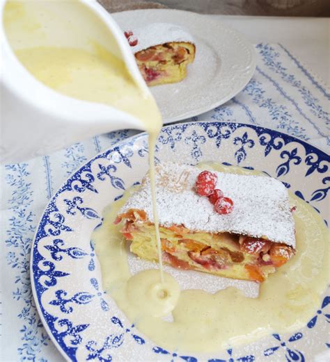 Serviervorschlag: Strudel mit Puderzucker und Vanillesauce
