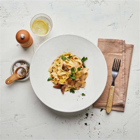 Serviervorschlag: Tagliatelle mit Trüffelpesto, Parmesan-Spänen und Thymianbutter