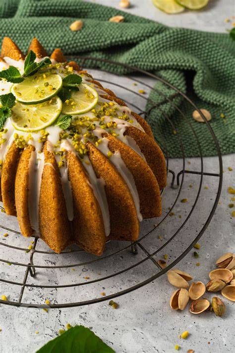Serviervorschlag: Tassenkuchen mit Aprikosenmarmelade-Spiegel und Pistazien